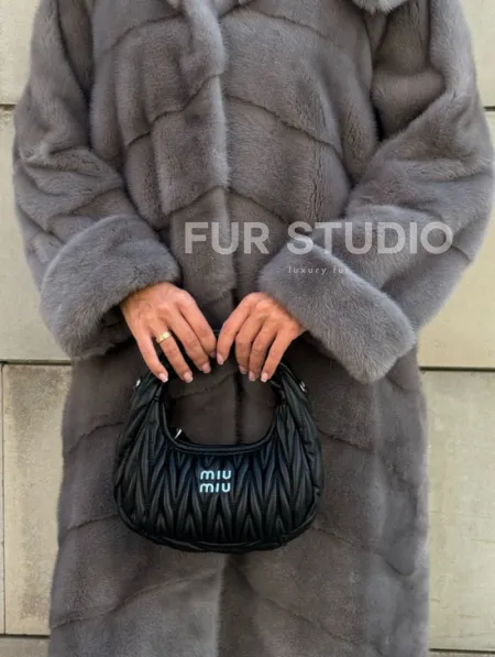 Шуба в диагональной выкладке меха норки, графит грей с капюшоном - фото 2