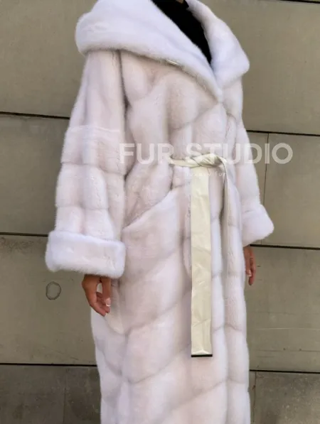 Шуба в диагональной выкладке меха норки White ice с капюшоном - фото 4