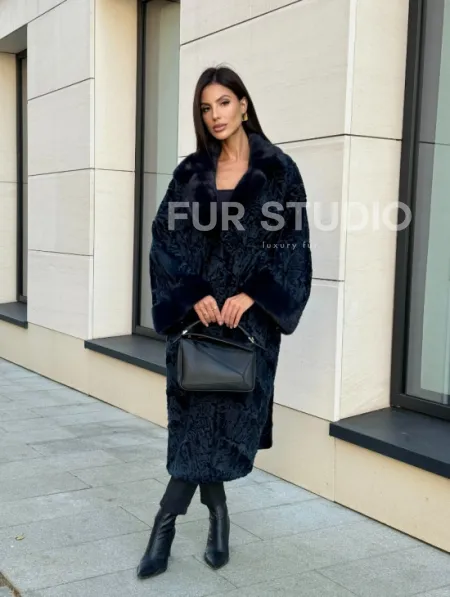 Шуба из каракуля Indigo Blue с отделкой из меха норки, фасон кокон - фото 7