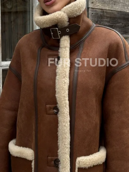 Современная коричневая дубленка из меха кёрли «Casual style» - фото 3