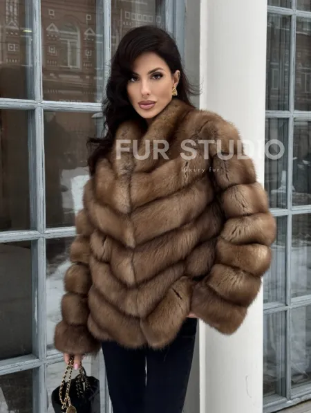 Шуба из меха куницы с V-образным воротником - фото 7