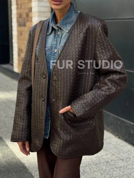 Стильный пиджак из натуральной плетеной кожи - фото 1