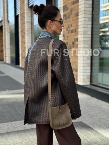 Стильный пиджак из натуральной плетеной кожи - фото 4