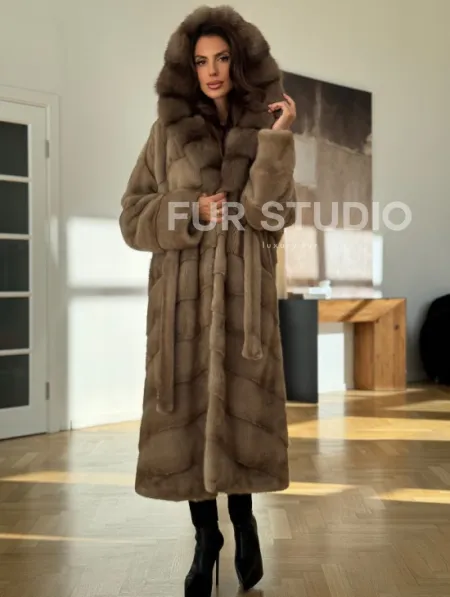 Бежевая норковая шуба с капюшоном куница - фото 8