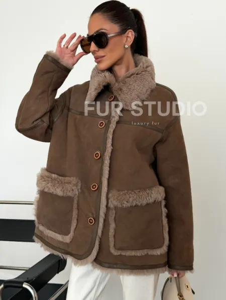 Коричневая замшевая дубленка на мехе тиградо - фото 0