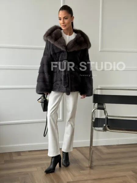 Графитовая шуба с капюшоном из куницы - фото 6