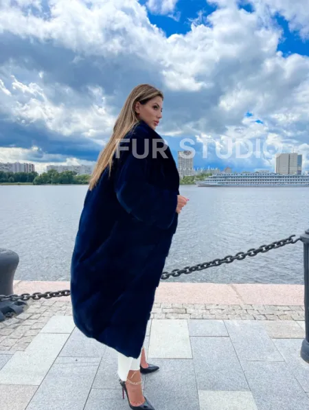 Шуба из плюшевой норки в цвете индиго - фото 6