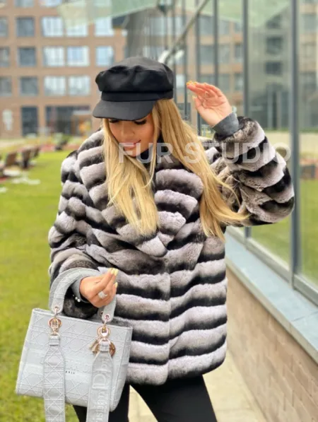 Укороченная шиншилловая шуба из меха орилага - фото 2