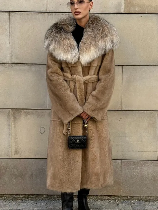 Шуба из норки Caramel с капюшоном из меха рыси - фото 8