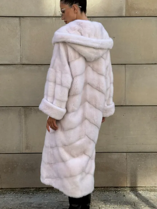 Шуба в диагональной выкладке меха норки White ice с капюшоном - фото 9