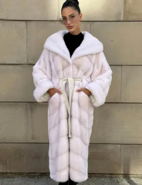 Шуба в диагональной выкладке меха норки White ice с капюшоном - фото 0