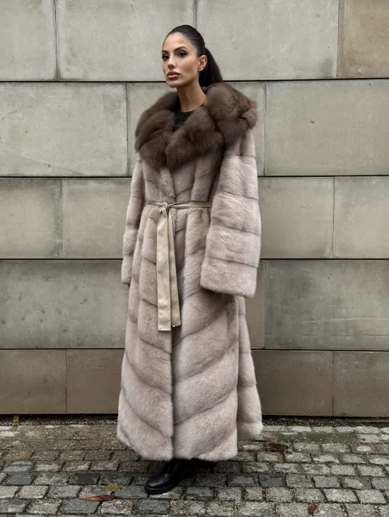 Длинная норковая шуба прямого кроя с капюшоном из меха куницы - фото 7