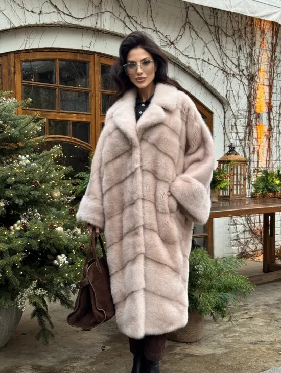 Шуба натуральная из меха аукционной норки в стиле «Oversize» - пудровая - фото 11