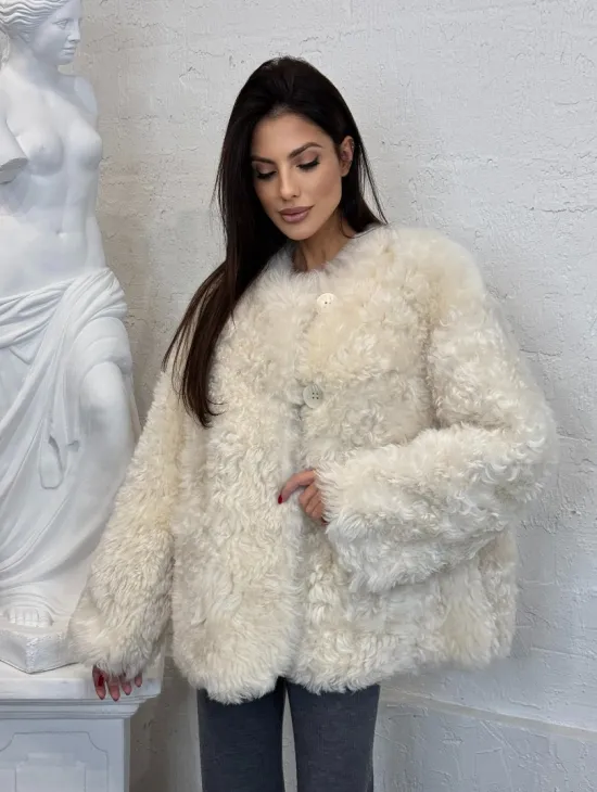 Жакет женский из натуральной овчины с круглым вырезом и накладными карманами - фото 4