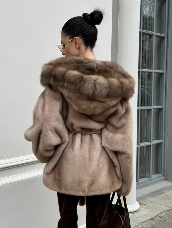 Шуба - пончо под пояс из плюшевой норки с капюшоном из меха куницы - фото 5