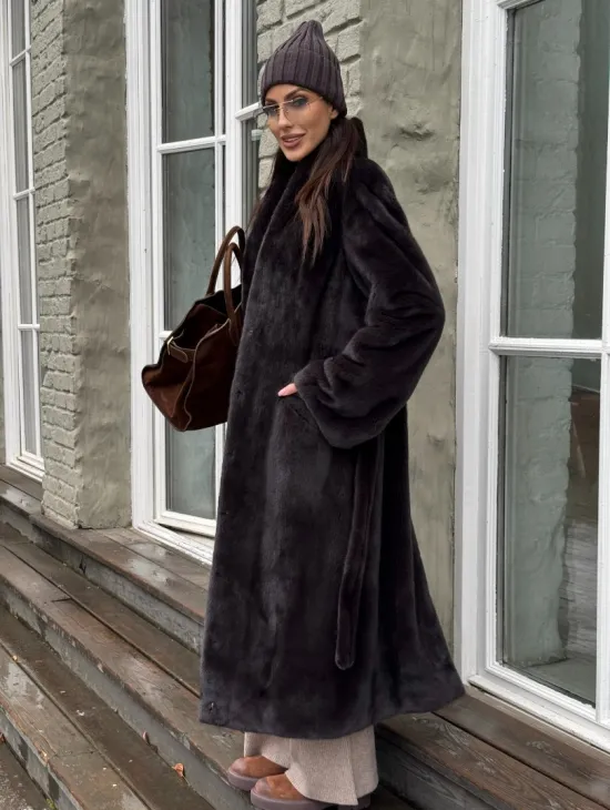 Роскошная шуба из аукционной норки Premium Velvet с V-образным воротником и меховым поясом - горький шоколад - фото 3