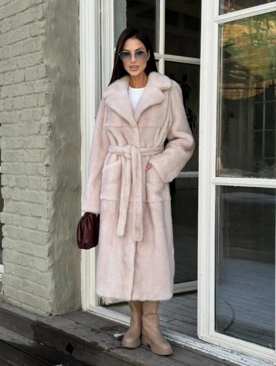 Женская норковая шуба прямого кроя с разрезами по бокам, пояс - фото 9