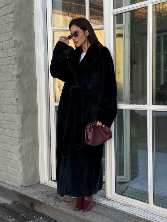 Элегантная модель женской норковой шубы с английским воротником из элитного меха норки - фото 10