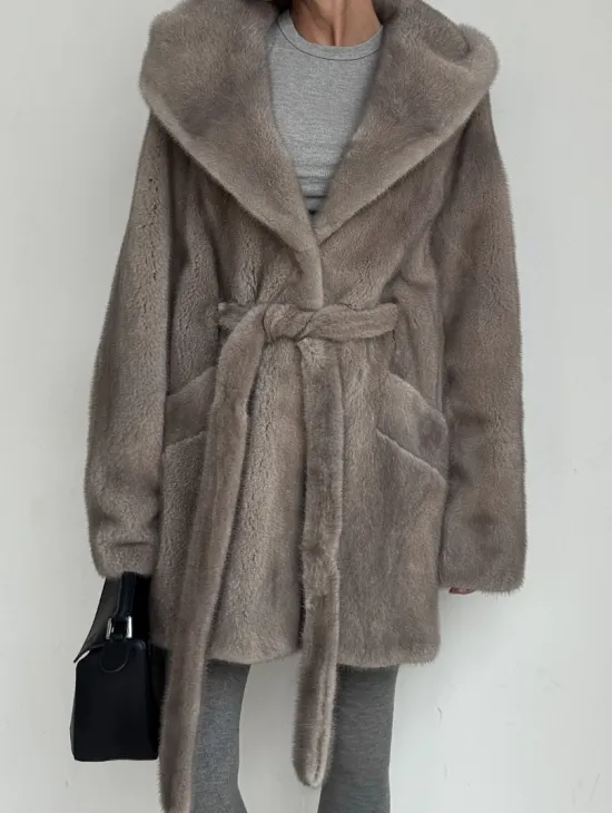 Полушубок женский из натурального меха норки с капюшоном под пояс - фото 3