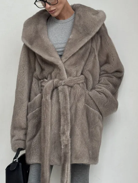 Полушубок женский из натурального меха норки с капюшоном под пояс - фото 1