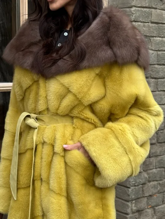 Женская длинная шуба из норки желтого цвета с капюшоном из меха куницы - фото 1