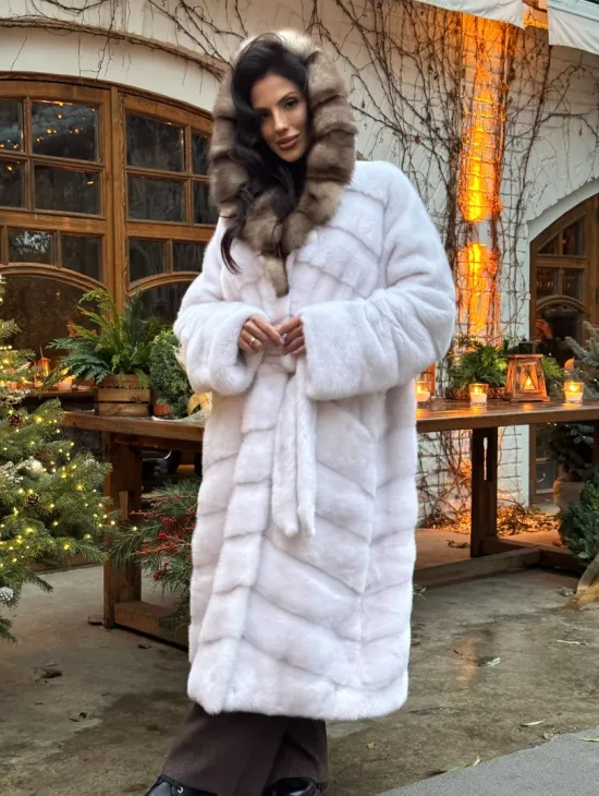 Длинная белая норковая шуба с капюшоном из натурального меха куницы 
