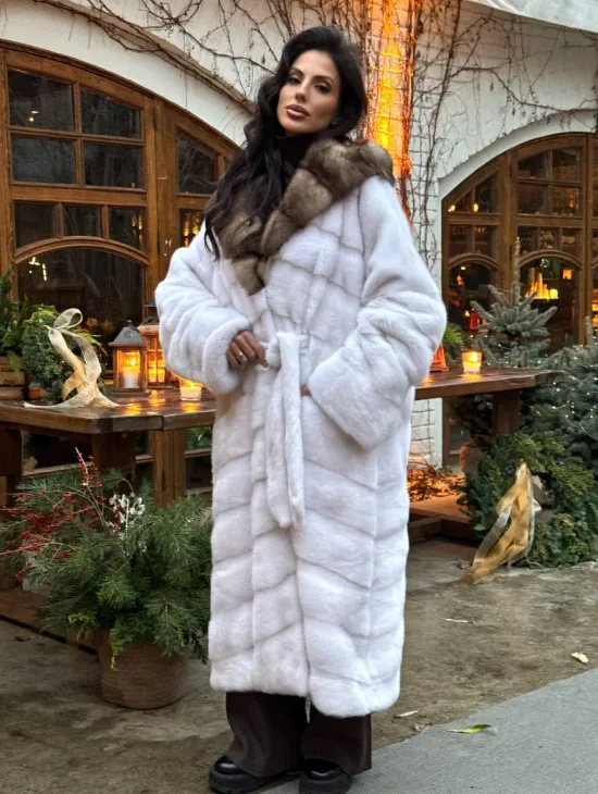 Длинная белая норковая шуба с капюшоном из натурального меха куницы 