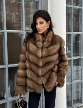 Шуба из меха куницы с V-образным воротником - фото 13