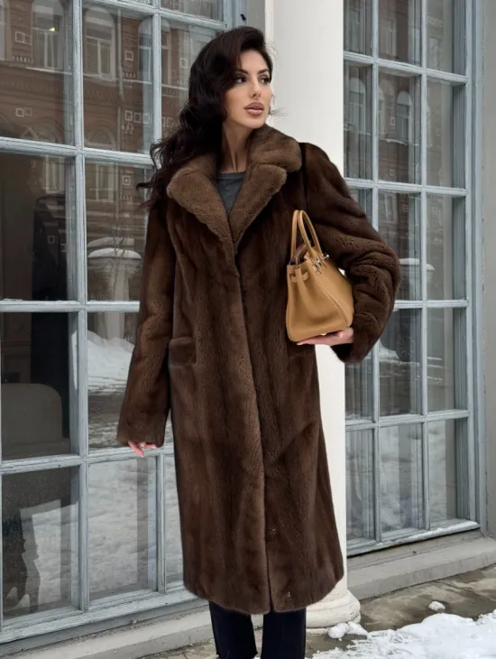 Коричневая шуба из меха норки с хлястиком на спине - фото 5