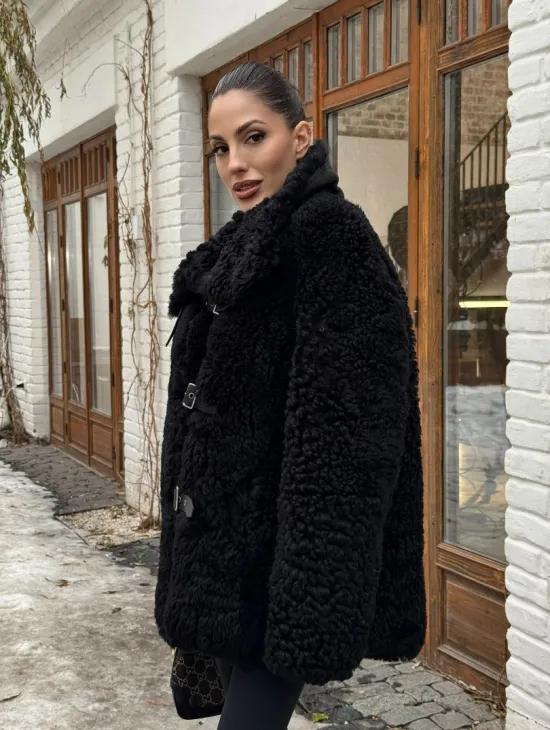 Черная дубленка средней длины из овчины тиградо 