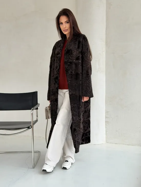 Шуба длинная из меха каракульчи в натурально-коричневом цвете - фото 14