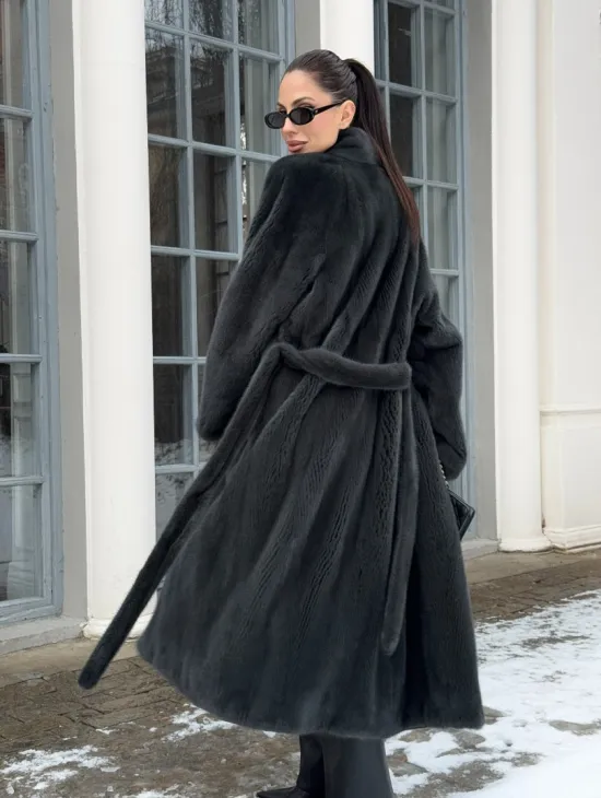 Модная норковая шуба в цвете графит с V-образным воротником - фото 8