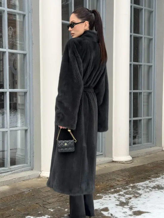 Модная норковая шуба в цвете графит с V-образным воротником - фото 4