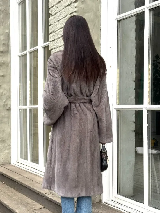 Шуба из скандинавской норки «Грей»  с V-образным воротником и внутренней резинкой на талии - фото 9