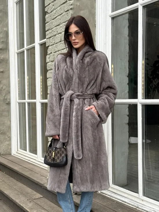 Шуба из скандинавской норки «Грей»  с V-образным воротником и внутренней резинкой на талии - фото 10
