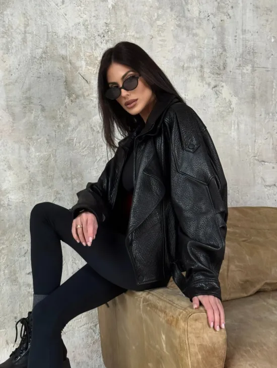 Черная бомбер-курточка «Оверсайз» из кожи Джумбо с двойным воротником и карманами - фото 12