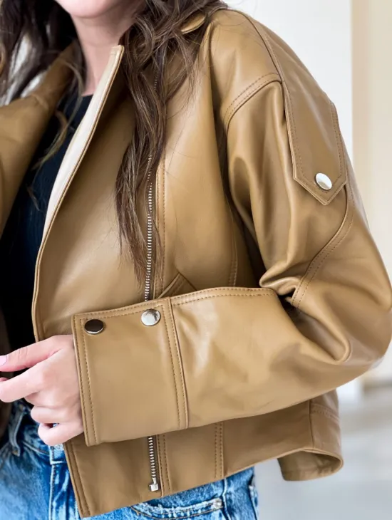 Модная короткая женская курточка в цветет кэмел - фото 1