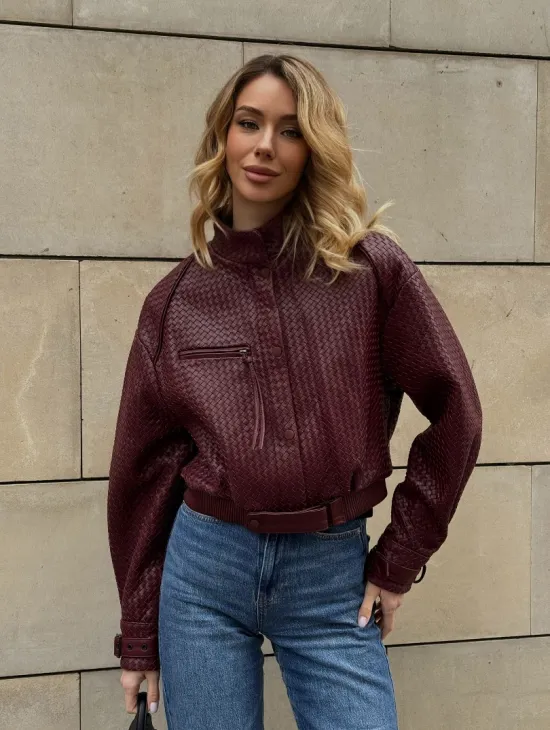 Бомбер женский из натуральной плетеной кожи - Burgundy цвет - фото 10