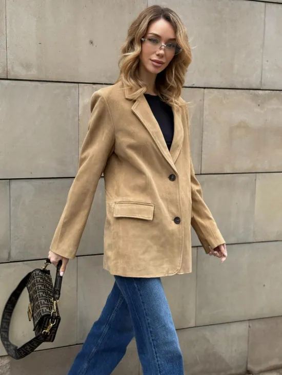 Стильный однобортный пиджак из натуральной замши в бежевом цвете - фото 4