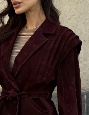 Модная приталенная куртка с плечами в стиле 90-х - фото 1