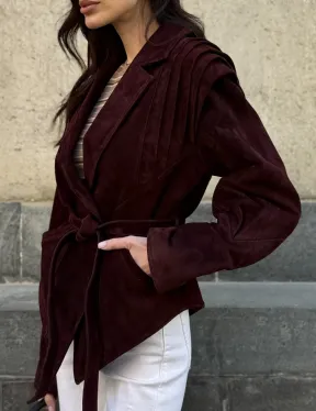 Модная приталенная куртка с плечами в стиле 90-х - фото 4