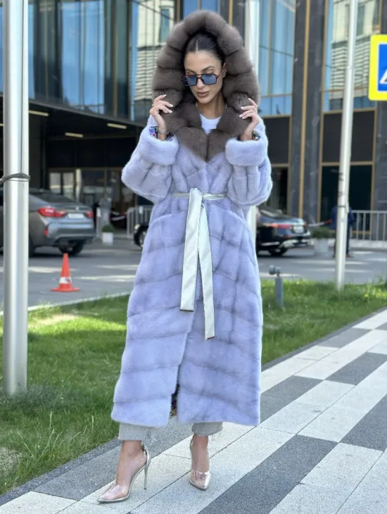 Удлиненная голубая норковая шуба с капюшоном из куницы - фото 3