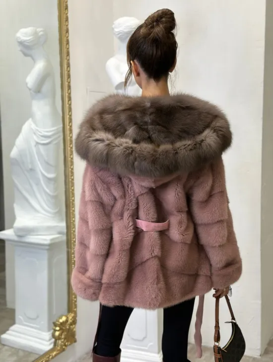 Норковое пончо с капюшоном из куницы в цвете пудра - фото 3