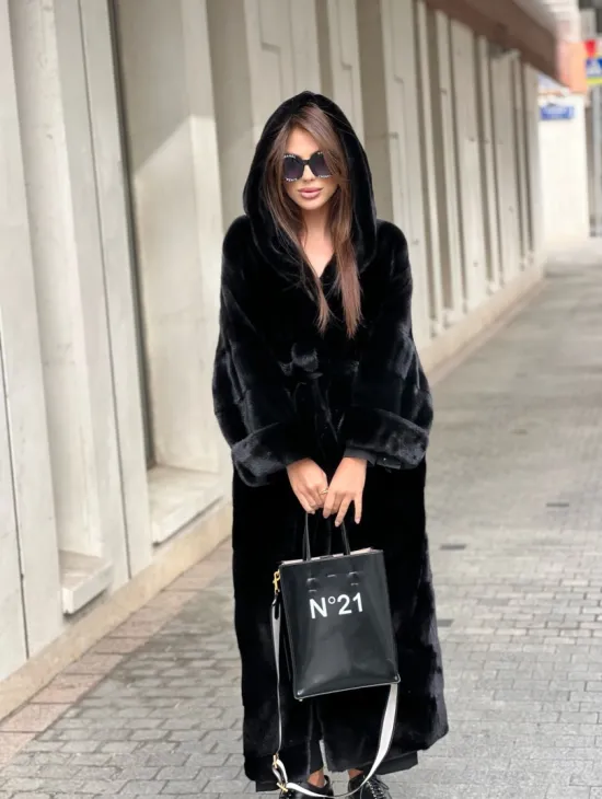 Шуба из норки Velvet с капюшоном в черном цвете - фото 4