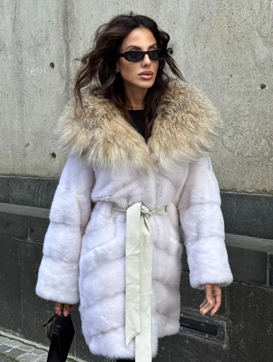 Белая норковая шуба средней длины с капюшоном из рыси - фото 0