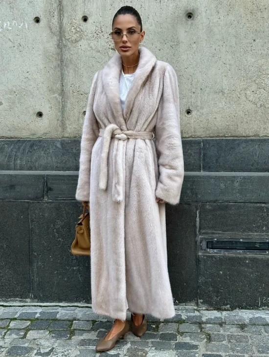 Классическая норковая шуба с перламутровым оттенком и эффектным воротником-шалью - фото 7