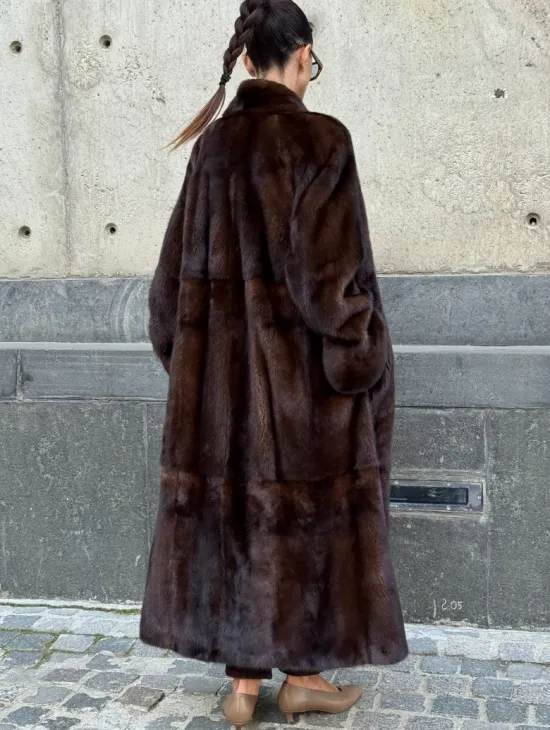 Эффектная норковая шуба цвета 