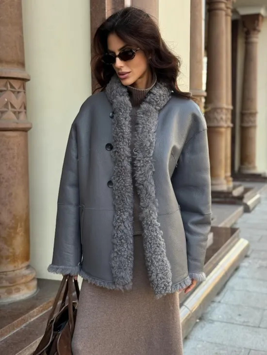 Дубленка серого цвета - двухсторонняя - фото 4