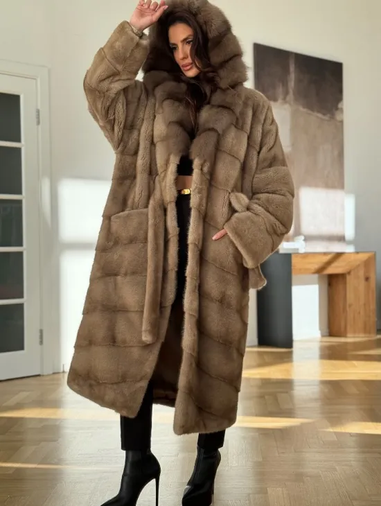 Бежевая норковая шуба с капюшоном куница - фото 1