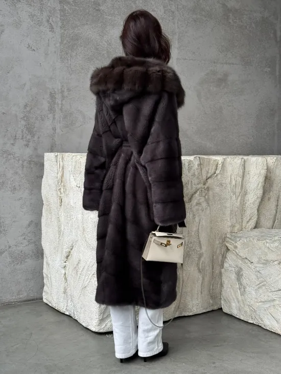 Шуба норковая графитовый ирис с капюшоном куницы - фото 7
